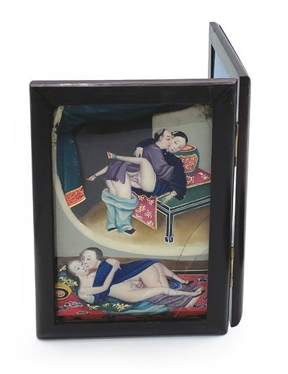 CHINE - XIXe siècle Boite miroir comprenant trois scènes de fixés sous verre, dont...