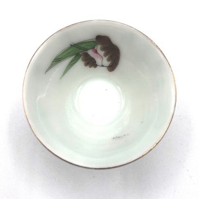 JAPON - XXe siècle Coupe sur piédouche en porcelaine émaillée polychrome de verges...
