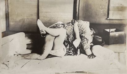 JAPON - Vers 1900 Album de photographies érotiques japonaises et européennes de cinquante...