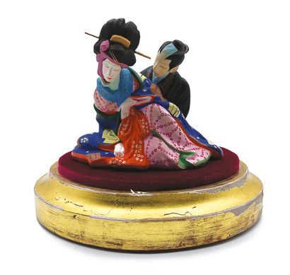 JAPON - Epoque MEIJI (1868 - 1912) Painted plaster figure representing a couple sitting...