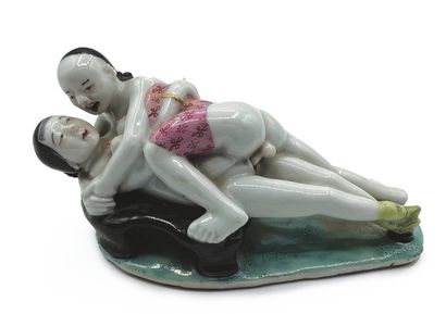 CHINE - Epoque de la République - MINGUO (1912 - 1949) Two polychrome enameled porcelain...
