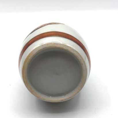 JAPON, Fours de Kutani - XXe siècle Bouteille à saké en porcelaine émaillée polychrome...