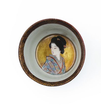 JAPON, FOURS DE KUTANI - DÉBUT XXe SIÈCLE Deux coupes en porcelaine émaillée polychrome...