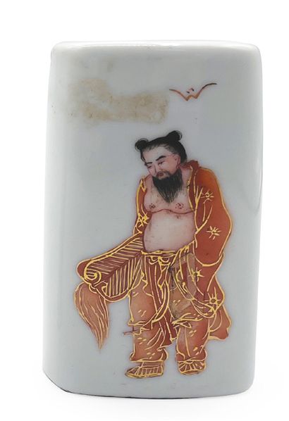 CHINE - XXe siècle Boite de forme oblongue en porcelaine émaillée polychrome à décor...