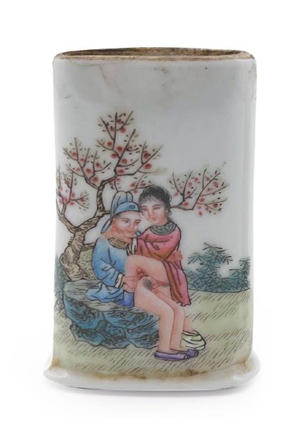 CHINE - XXe siècle Boite de forme oblongue en porcelaine émaillée polychrome à décor...