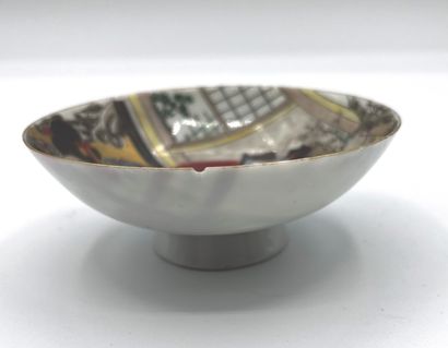 JAPON, Fours de Kutani - XXe siècle Coupe sur piédouche en porcelaine. (Fêlure et...