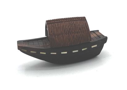 JAPON - Epoque MEIJI (1868 - 1912) Netsuke en bois en forme de bateau cachant un...