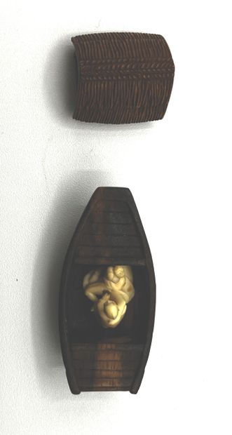 JAPON - Epoque MEIJI (1868 - 1912) Netsuke en bois en forme de bateau cachant un...