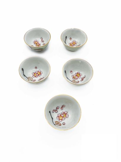 JAPON - Début XXe siècle Cinq coupes en porcelaine émaillée polychrome et or à décor...