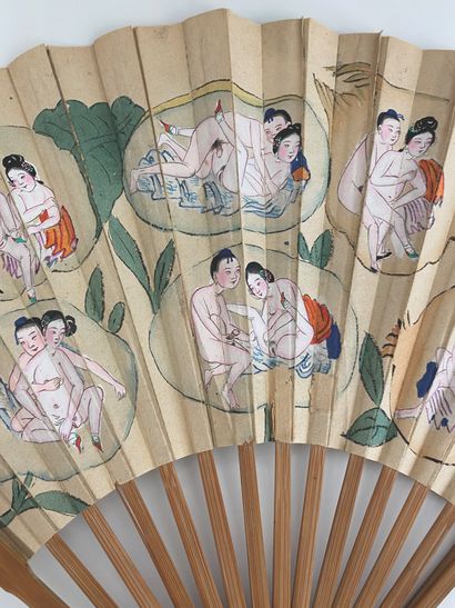 CHINE - Début XXe siècle Éventail en papier à décor de jeunes femmes, homme et servante...