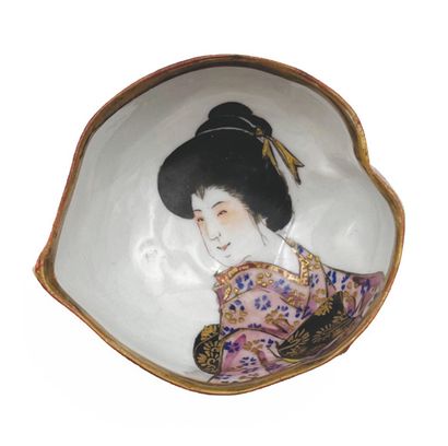 JAPON, FOURS DE KUTANI - DÉBUT XXe SIÈCLE Porcelain cup in the shape of a peach enamelled...