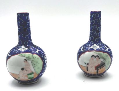 CHINE - XXe siècle A pair of small polychrome enameled porcelain vases decorated...