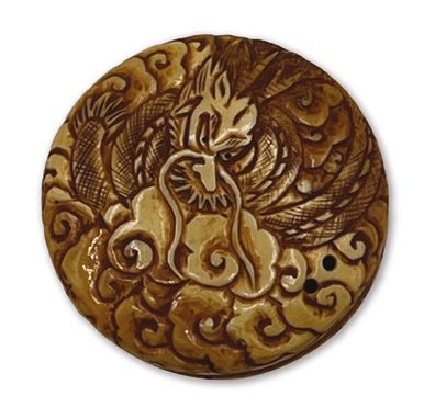 JAPON - Début XXe siècle Manju en ivoire, à décor ciselé sur le dessus d'un dragon,...