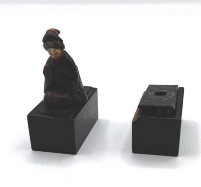 JAPON - Epoque MEIJI (1868 - 1912) Okimono en bois et ivoire, jeune femme assise...