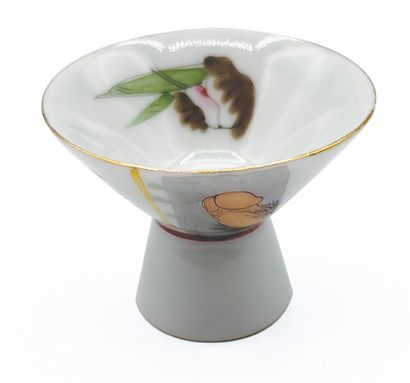 JAPON - XXe siècle Porcelain cup on pedestal enamelled polychrome of yards and poems.
D_5,5...