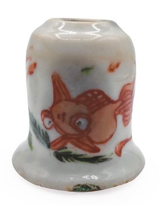 CHINE - XXe siècle Boite en forme de papillon en porcelaine émaillée rouge de fer...