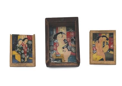 CHINE - Début XXe siècle Miroir portatif en bois, découvrant trois fixés sous verre...