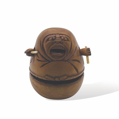 JAPON - Début XXe siècle Boxwood box in the shape of a Daruma doll. Mobile arms and...