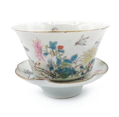 CHINE - XXe siècle Bol et soucoupe en porcelaine blanche émaillée polychrome à décor...
