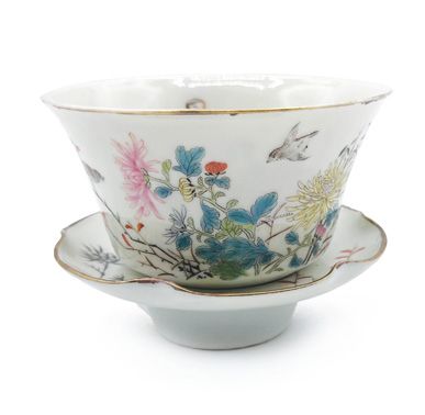 CHINE - XXe siècle Bowl and saucer in white porcelain enamelled polychrome with decoration...