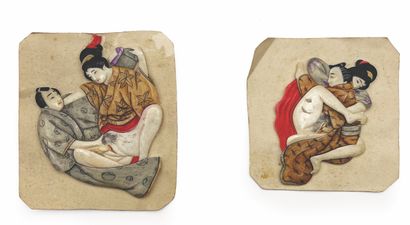 CHINE - Epoque MEIJI (1868 - 1912) Deux plaques en os polychromes sculptées représentant...