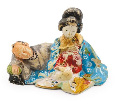 JAPON, Fours de Kutani - XXe siècle Polychrome enamelled porcelain group of a couple...