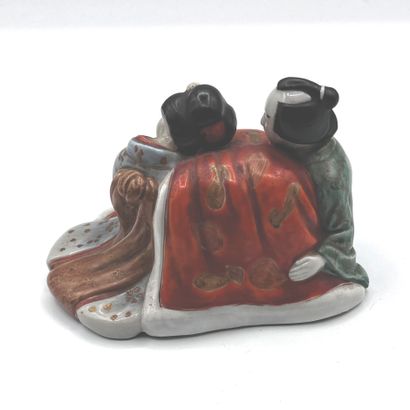 JAPON, Fours de Kutani - XXe siècle Polychrome enamelled porcelain group of a couple...