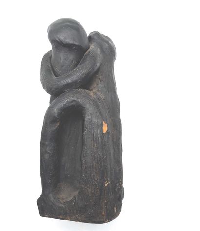 JAPON - XXe siècle Okimono en grès noir, singe assis tenant une énorme verge.
H_18...