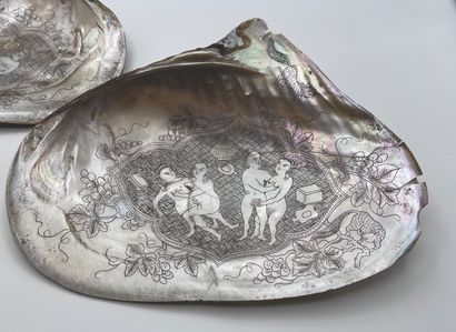 CHINE, Canton - Vers 1900 Two engraved shells decorated with two naked couples in...