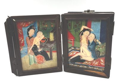 CHINE - Début XXe siècle Boite à maquillage en bois ouvrant par un miroir en partie...
