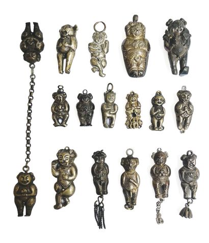 CHINE - Vers 1900 Ensemble de dix-sept amulettes de fécondité masculine en métal...