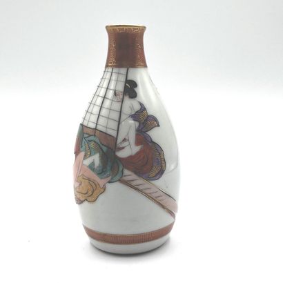 JAPON, Fours de Kutani - XXe siècle Bouteille à saké en porcelaine émaillée polychrome...