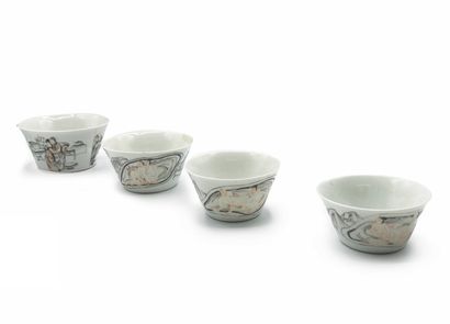 CHINE - Vers 1900 Quatre coupes gigognes en porcelaine émaillée polychrome et grisaille...