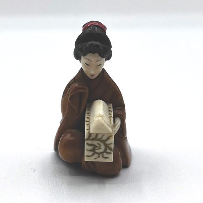 JAPON - Epoque MEIJI (1868 - 1912) Okimono en buis et ivoire, jeune femme ouvrant...