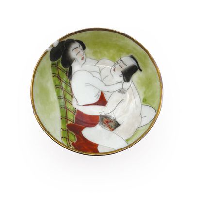 JAPON Trois coupes en porcelaine émaillée polychrome à décor de couples s'enlaçant...