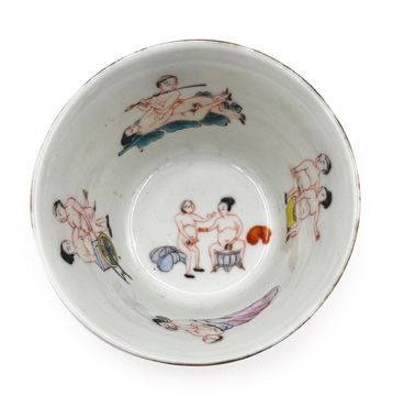 CHINE - XXe siècle Bol et soucoupe en porcelaine blanche émaillée polychrome à décor...