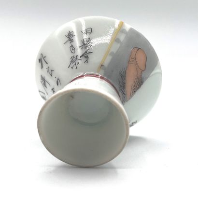 JAPON - XXe siècle Porcelain cup on pedestal enamelled polychrome of yards and poems.
D_5,5...