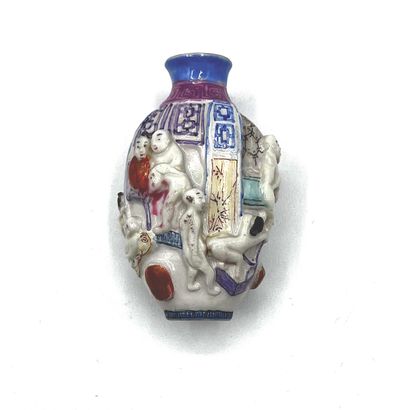 CHINE - XIXe siècle Flacon tabatière en porcelaine moulée émaillée polychrome et...
