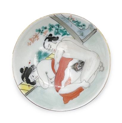 JAPON Three polychrome enameled porcelain cups decorated with couples embracing intensely,...