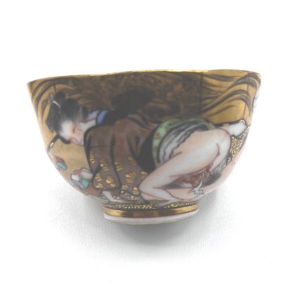 JAPON, Fours de Kutani - XXe siècle Trois petites coupes à saké en porcelaine émaillée...