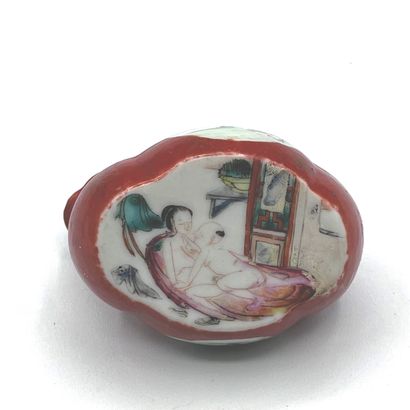 CHINE - Epoque XIANFENG (1851 - 1861) Petite verseuse à anse en porcelaine émaillée...
