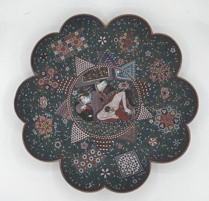 JAPON - Epoque MEIJI (1868 - 1912) Grand plat polylobé en cuivre doré et émaux cloisonnés...