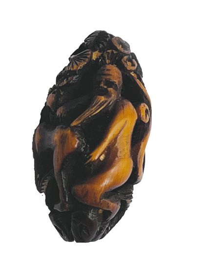 CHINE - Vers 1900 Noyau sculpté d'un couple à l'amour et deux serpents.
H_3 cm