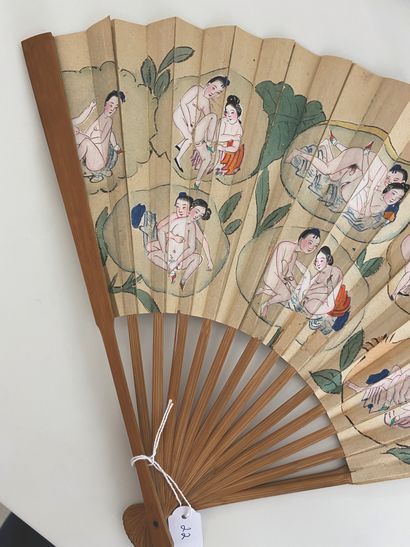 CHINE - Début XXe siècle Paper fan decorated with young women, man and servant on...