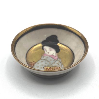 JAPON, Fours de Kutani - Epoque MEIJI (1868 - 1912) Coupe en porcelaine émaillée...