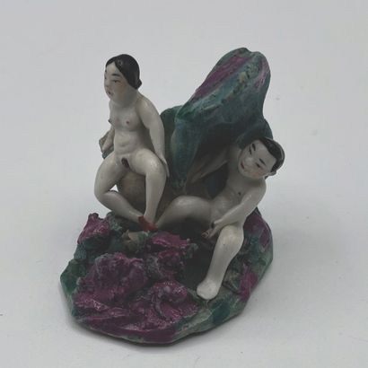 CHINE - Epoque de la République - MINGUO (1912 - 1949) Bisque group, naked couple...
