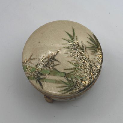 JAPON, Fours de Satsuma - Epoque MEIJI (1868 - 1912) A round tripod Satsuma earthenware...