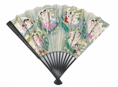 CHINE - Début XXe siècle Éventail en papier à décor de prunus et jeune femme sur...