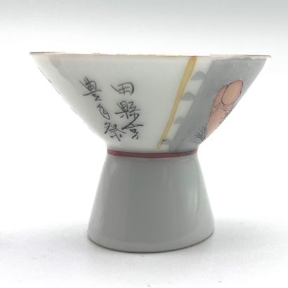 JAPON - XXe siècle Porcelain cup on pedestal enamelled polychrome of yards and poems.
D_5,5...