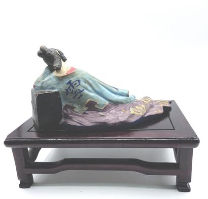 JAPON - XXe siècle Group in polychrome plaster, young sleeping woman leaning on a...